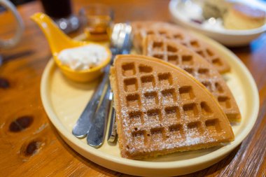 Kahve dükkanında fırında waffle.