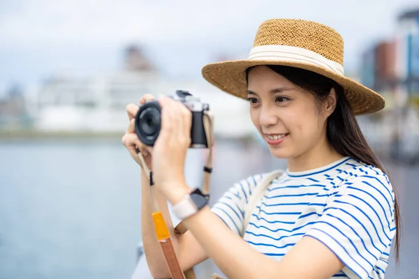 観光客の女性は写真を撮るためにカメラを使用 — ストック写真