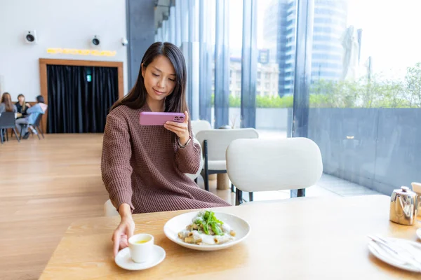 Vrouw Gebruikt Mobiele Telefoon Foto Maken Van Haar Maaltijd Coffeeshop — Stockfoto