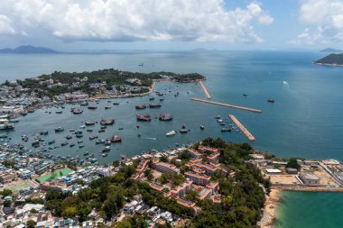 İnsansız hava aracı Hong Kong Cheung Chau adasının üzerinde uçuyor.