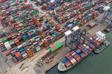 Kwai Tsing, Hong Kong - 08 Haziran 2022: Hong Kong kargo terminalinin üst görüntüsü