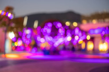 Gece tema parkının bulanık görünümü