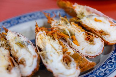 Sebze dekorasyonunda haşlanmış ıstakoz.