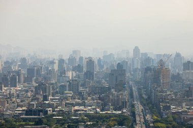 Taipei, Tayvan - 04 Ekim 2022: Taipei şehir merkezinde hava kirliliği