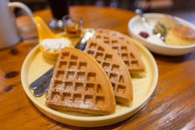 Kahve dükkanında fırında waffle.