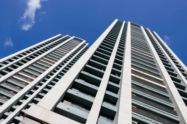 青い空の上のアパートの建物の低角度 — ストック写真