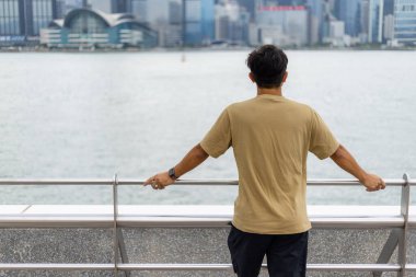 Hong Kong şehrini ziyaret eden turist.