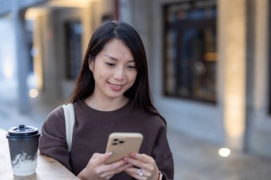 Cep telefonu kafede kadın kullanımı