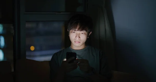 Азиатский Мужчина Использование Мобильного Телефона Дому — стоковое фото