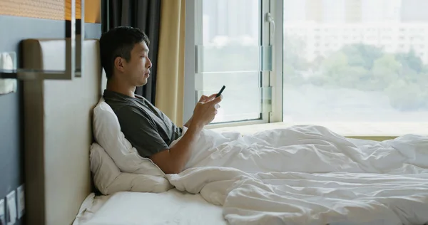 Man Menggunakan Ponsel Tempat Tidur — Stok Foto