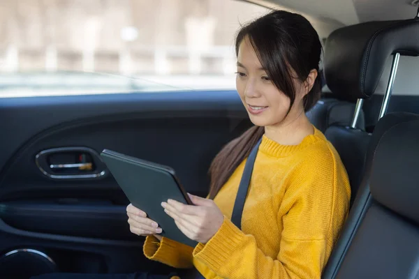 Mulher Uso Computador Tablet Sentar Dentro Carro — Fotografia de Stock