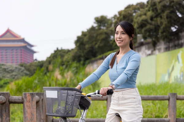 Woman Ride Her Bike Park — Stock Photo, Image