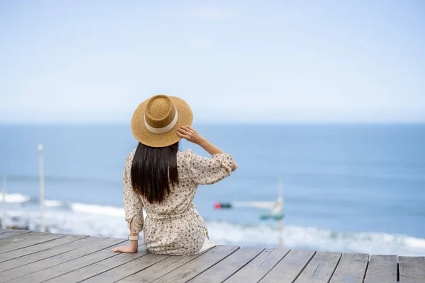 Travel Woman Sit Seaside Enjoy Sea View — Stock Photo, Image