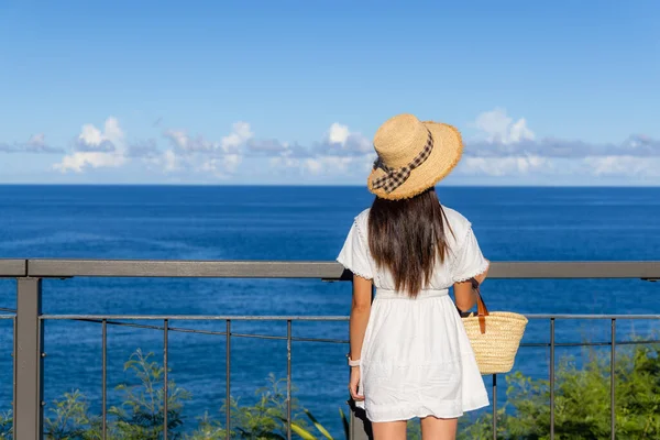 Touristin Mit Weißem Kleid Und Blick Auf Das Meer Zur — Stockfoto