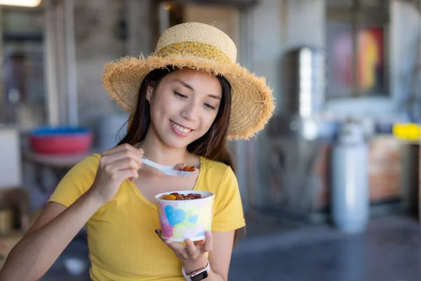 Vrouw Genieten Van Ijs Tofu Pudding Met Rode Boon Mochi — Stockfoto