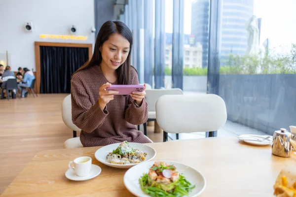 Kadın Kahvecide Yemek Yerken Cep Telefonu Kullanıyor — Stok fotoğraf