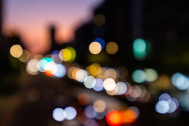 Gece şehir merkezinin bulanık görüntüsü