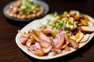 Tayvan restoranında füme domuz kulağı ve tofu.