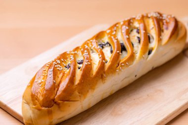 Tahtanın üzerinde kuru üzümlü ekmek