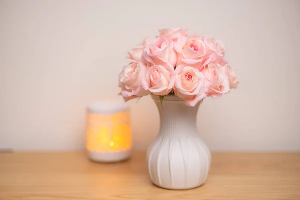 花瓶里的粉红玫瑰 — 图库照片