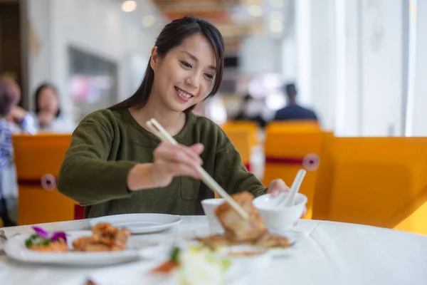 Женщина Наслаждается Обедом Китайском Ресторане — стоковое фото