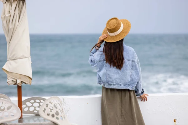 Travel Woman Enjoy Sea View — Stock Photo, Image