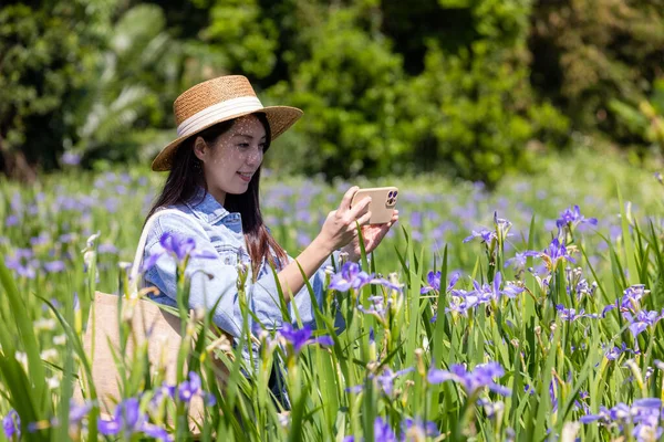 Turistkvinna Använder Mobiltelefon För Att Foto Blomma Trädgård Iris Tectorum — Stockfoto