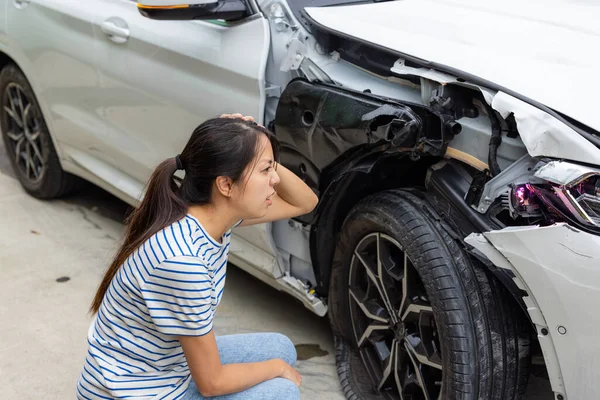 Frightened Woman Sits Front Crashed Car — Fotografia de Stock
