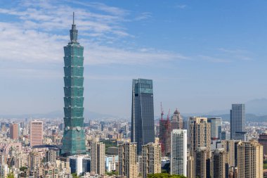 Taipei, Tayvan - 10 Nisan 2022: Taipei şehrinin ufuk çizgisi
