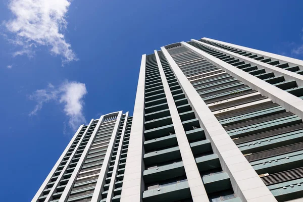 Alacsony Szögű Apartman Épület Felett Kék — Stock Fotó