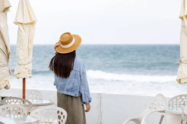 Tourist Woman Enjoy Sea View — Stock Photo, Image