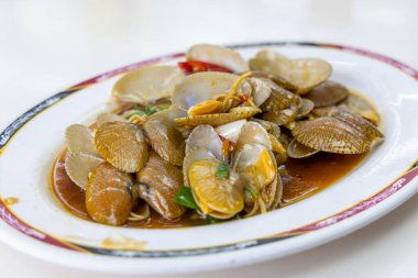 Fesleğen soslu kızarmış midye.