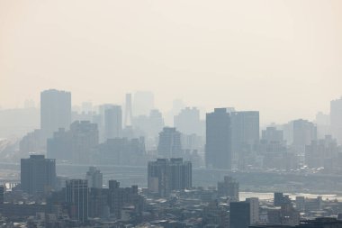 Taipei, Tayvan - 04 Ekim 2022: Taipei şehir merkezinde hava kirliliği