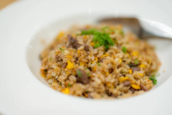 Biftek Yumurtalı Kızarmış Pirinç — Stok fotoğraf
