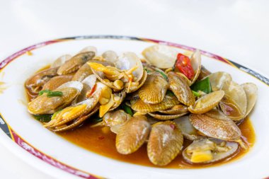 Fesleğen soslu kızarmış midye.