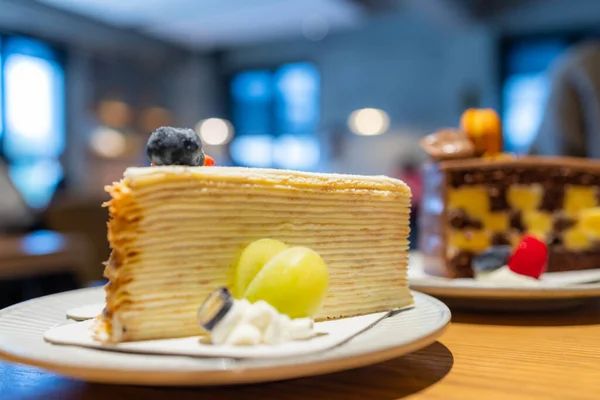 コーヒーショップでの層ケーキとチョコレートケーキのスライス — ストック写真