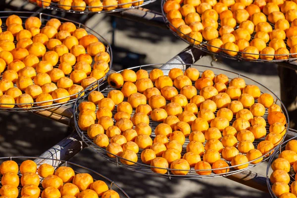 Suchá Produkce Ovoce Persimmon Pod Slunečním Svitem Továrně — Stock fotografie