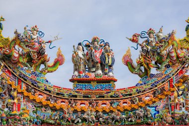 Taichung, Tayvan - 01 Kasım 2022: Dajia Jenn Lann Tapınağı çatı kiremitleri