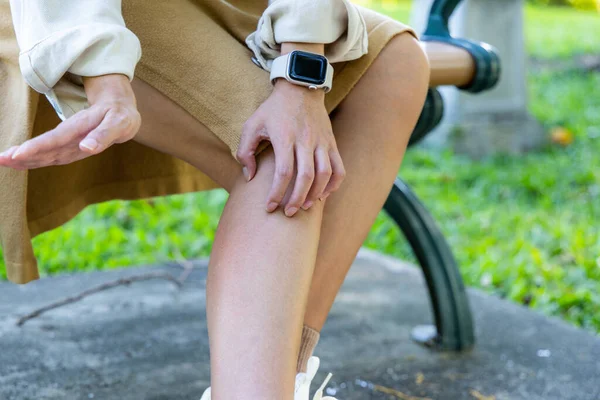 Woman Sit Bench Park Suffers Mosquito Bite — Stock Photo, Image