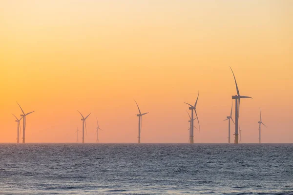 Grandes Turbinas Eólicas Produzindo Plantas Mar Sob Pôr Sol — Fotografia de Stock