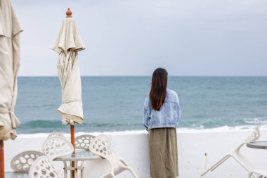 Kadının arkadan görünüşü Denize bak