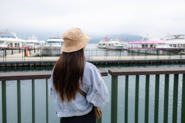 Turist kadın Tayvan 'ın Nantou şehrinde güneşli göle gitti.