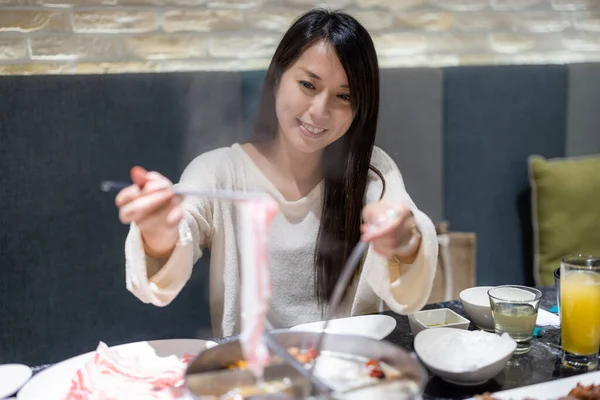 Mulher Desfrutar Pote Quente Restaurante — Fotografia de Stock