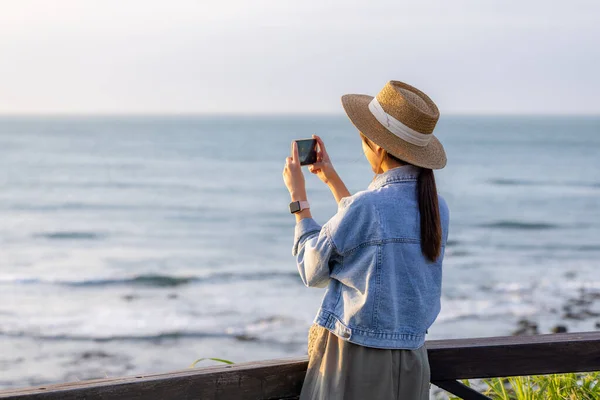 Travel Woman Use Cellphone Take Photo Seaside Sunset Period — Stock Photo, Image