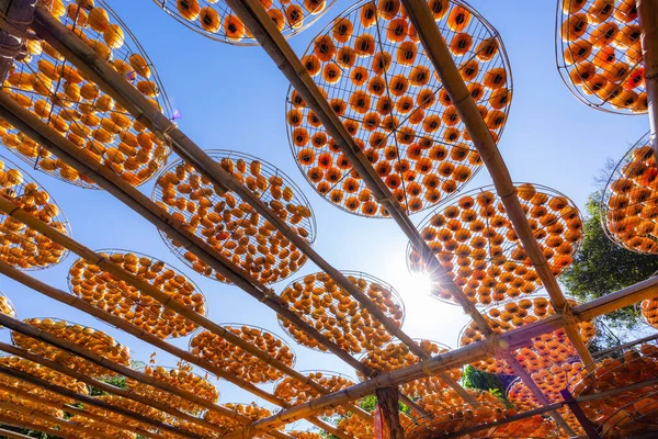Trockene Persimmon Fruchtproduktion Bei Sonnenschein Fabrik — Stockfoto