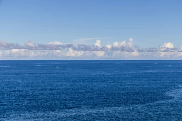 Vacker Havsutsikt Med Vitt Moln — Stockfoto