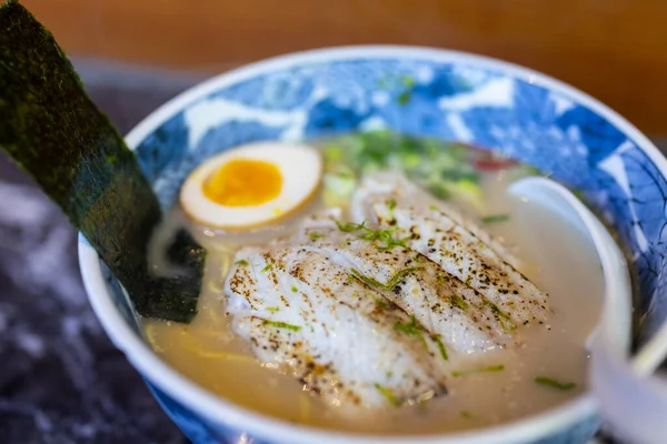 烤鱼汤日本拉面碗 — 图库照片