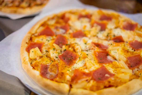 Pizza Plaat Houten Tafel Met Ingrediënten — Stockfoto