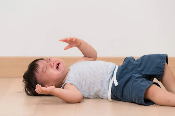 Asiático Lindo Bebé Chico Llorar Acostado Piso —  Fotos de Stock