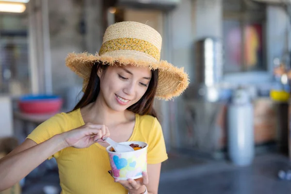 Vrouw Genieten Van Ijs Tofu Pudding Met Rode Boon Mochi — Stockfoto